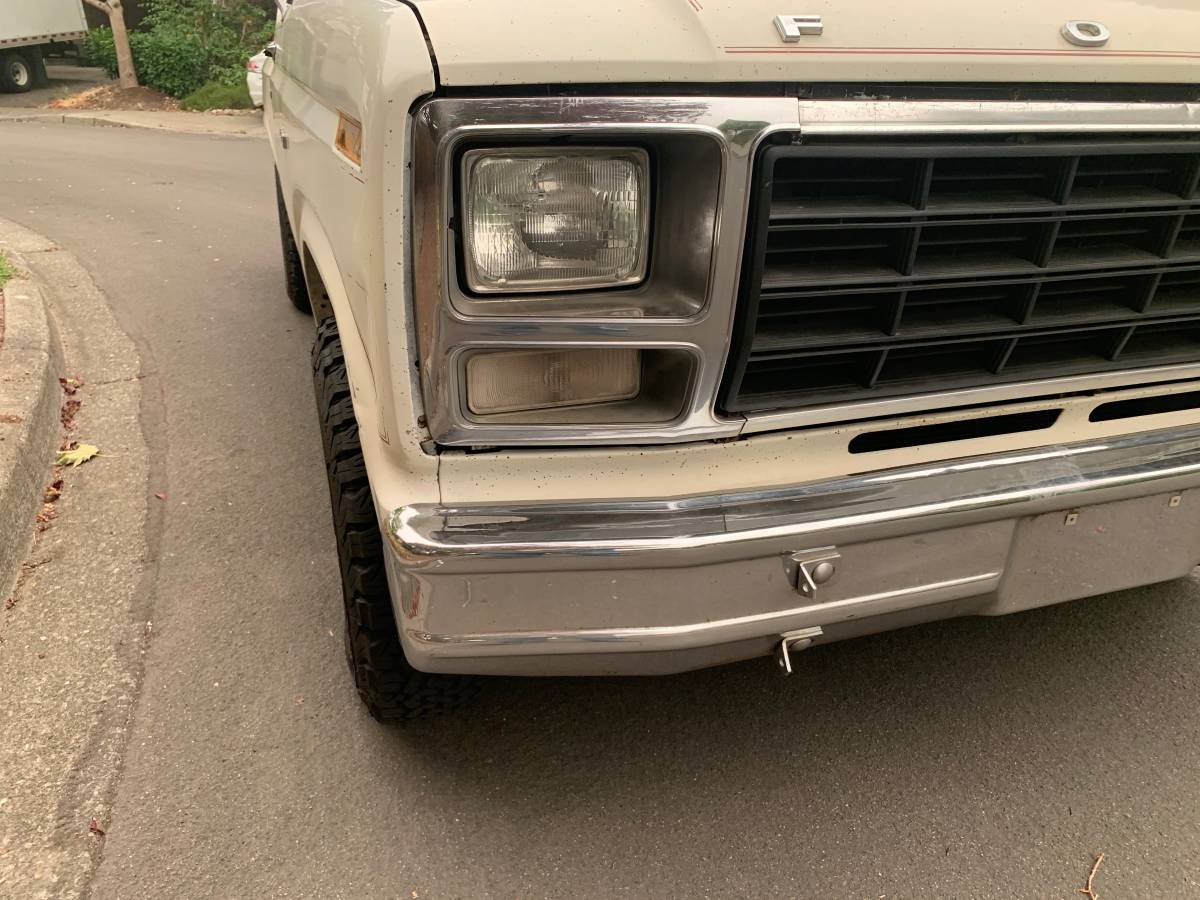 Ford-f100-custom-1980-white-3