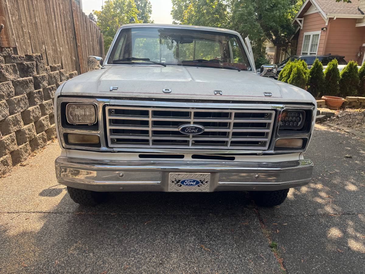 Ford-f100-custom-1980-white-6