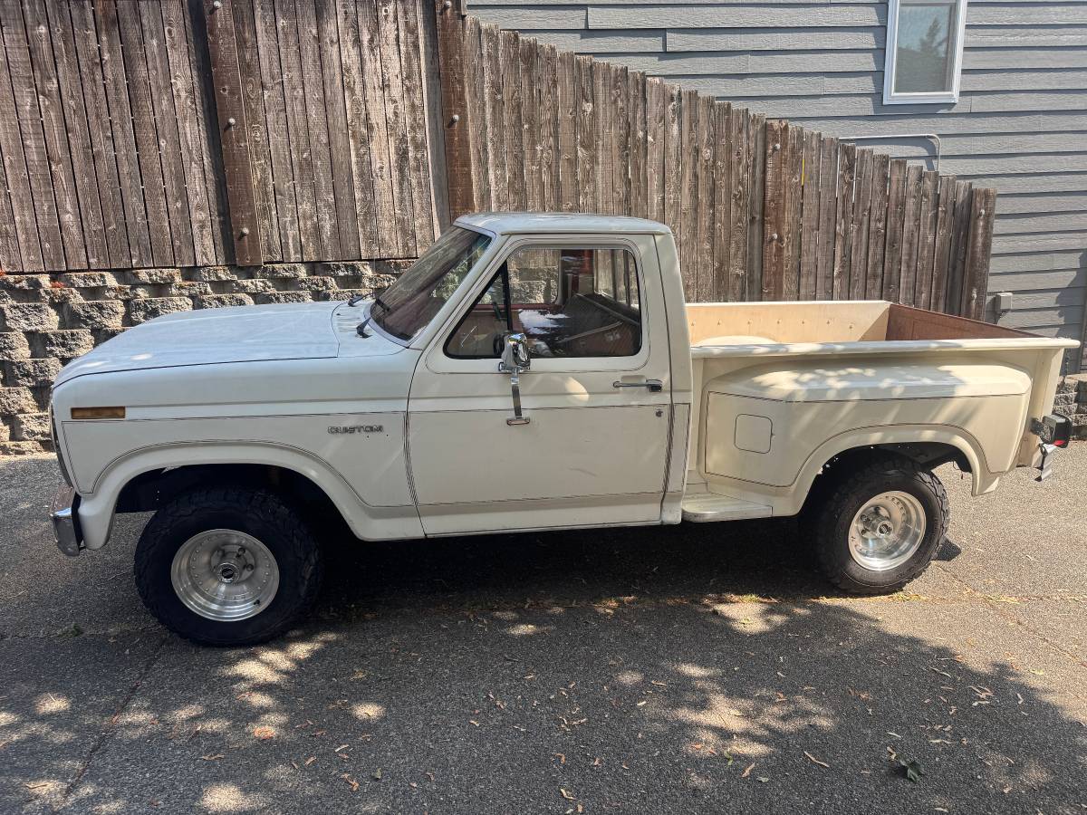 Ford-f100-custom-1980-white-7