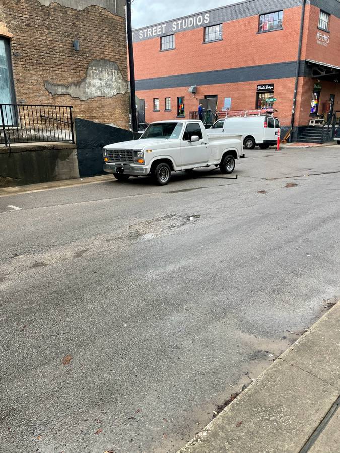Ford-f100-custom-1981-white-2