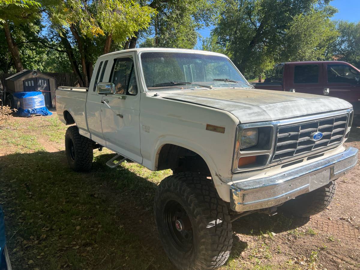 Ford-f150-1985-white-2