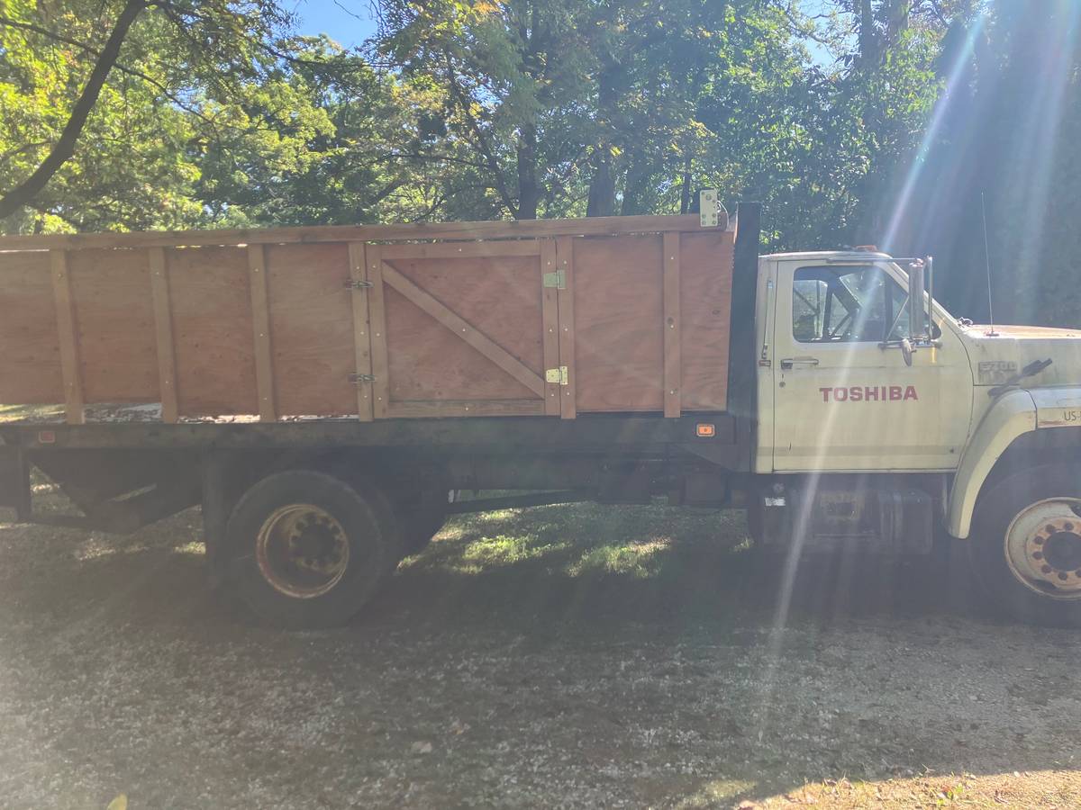 Ford-f700-1992-white-1