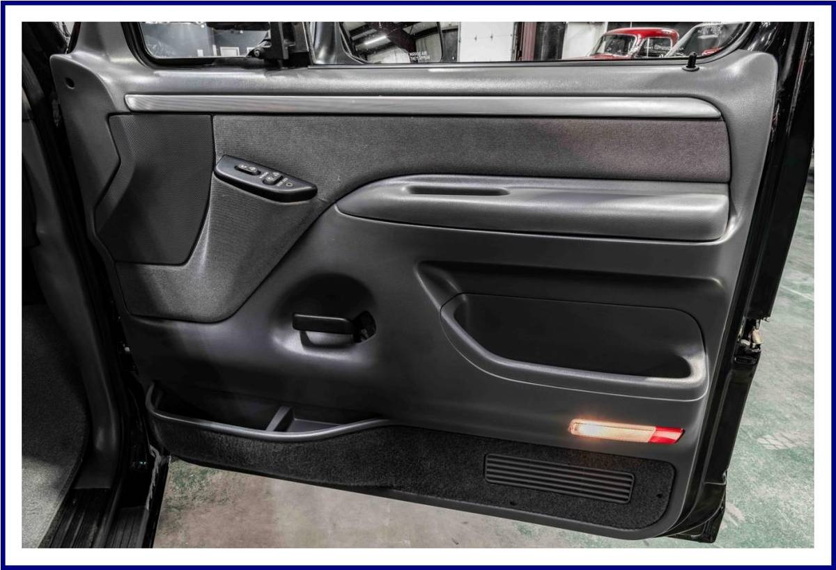 Ford-lightning-1993-black-12