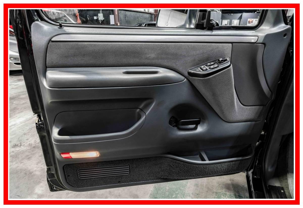 Ford-lightning-1993-black-36