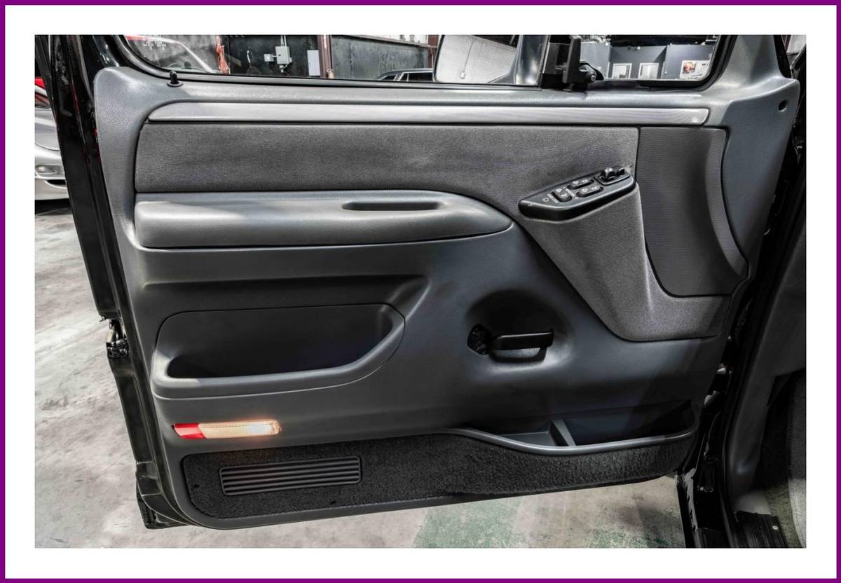 Ford-lightning-1993-black-61
