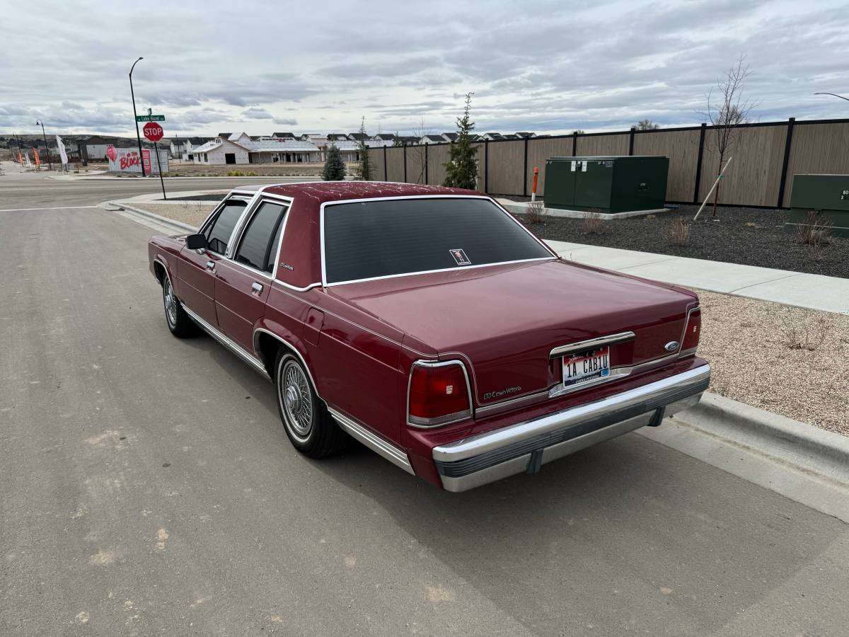 Ford-ltd-crown-victoria-1988-custom-1