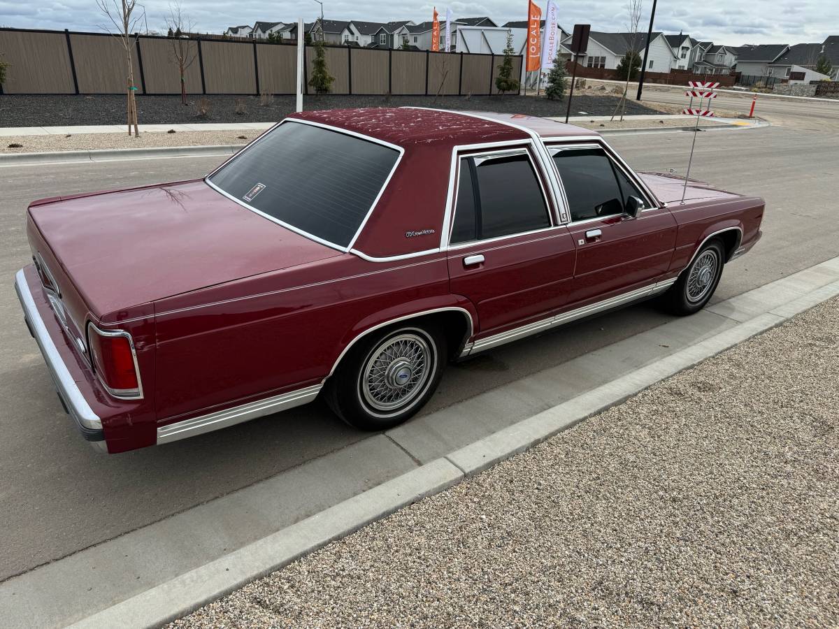 Ford-ltd-crown-victoria-1988-custom-2