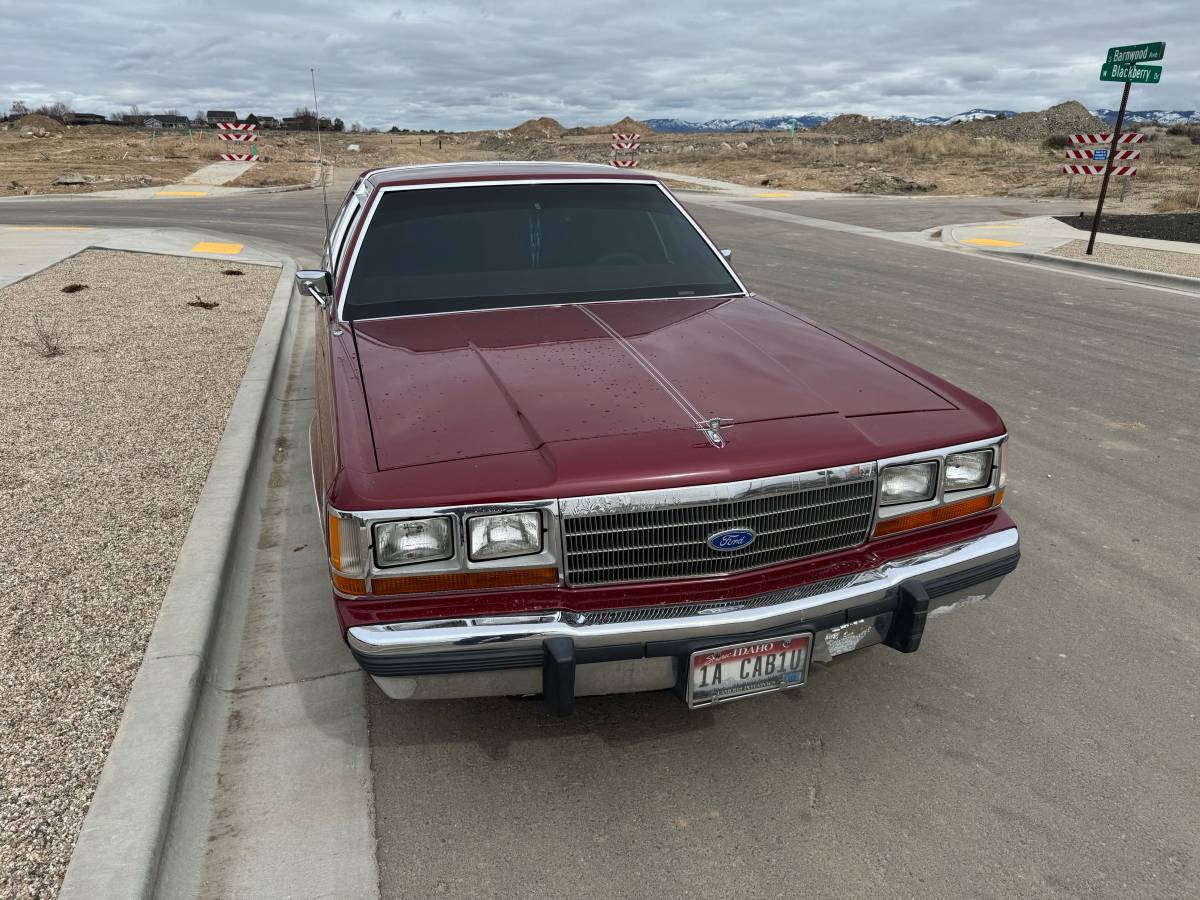 Ford-ltd-crown-victoria-1988-custom-3