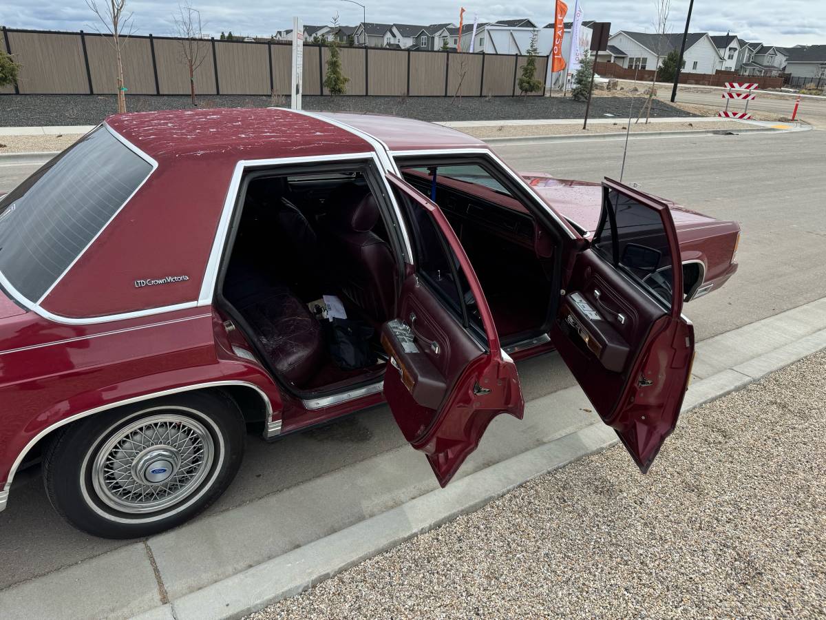 Ford-ltd-crown-victoria-1988-custom-4