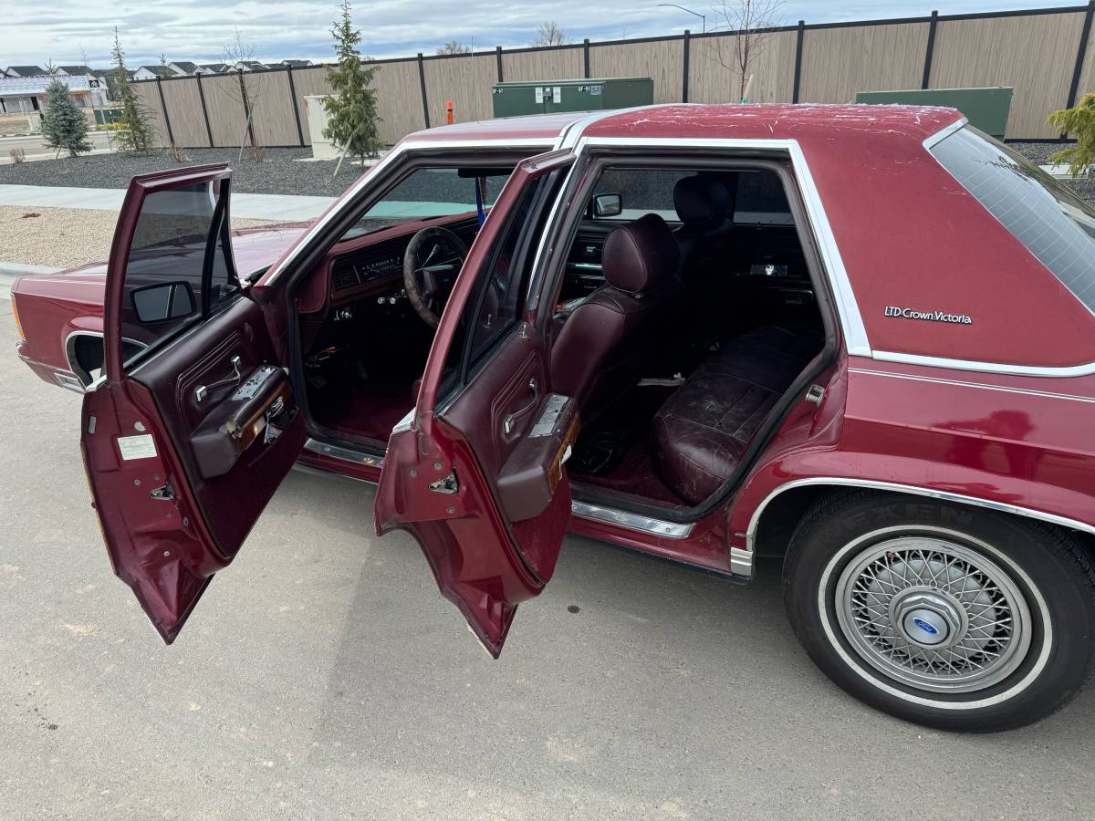 Ford-ltd-crown-victoria-1988-custom-7