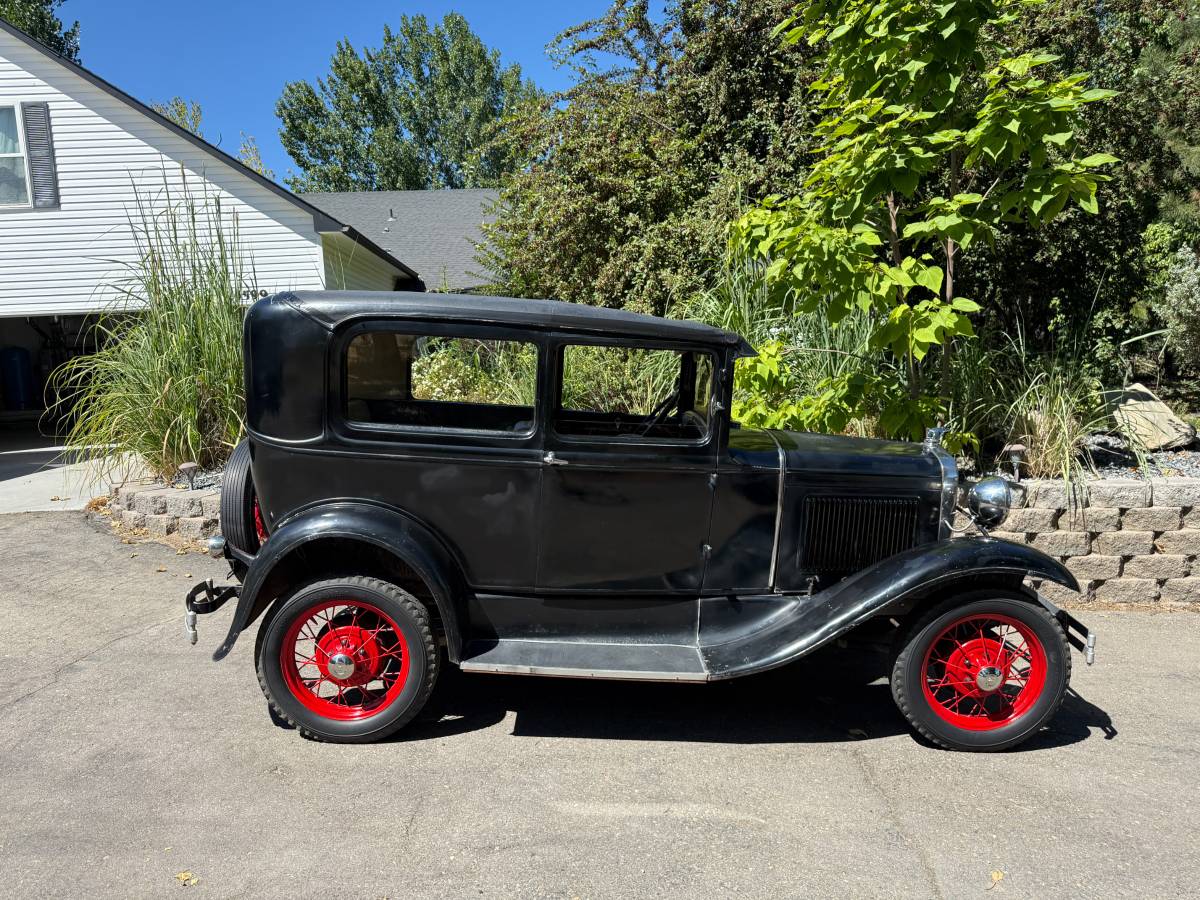 Ford-model-a-tudor-1930-black-16