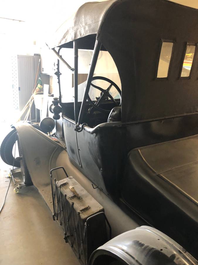 Ford-model-t-1917-black-2