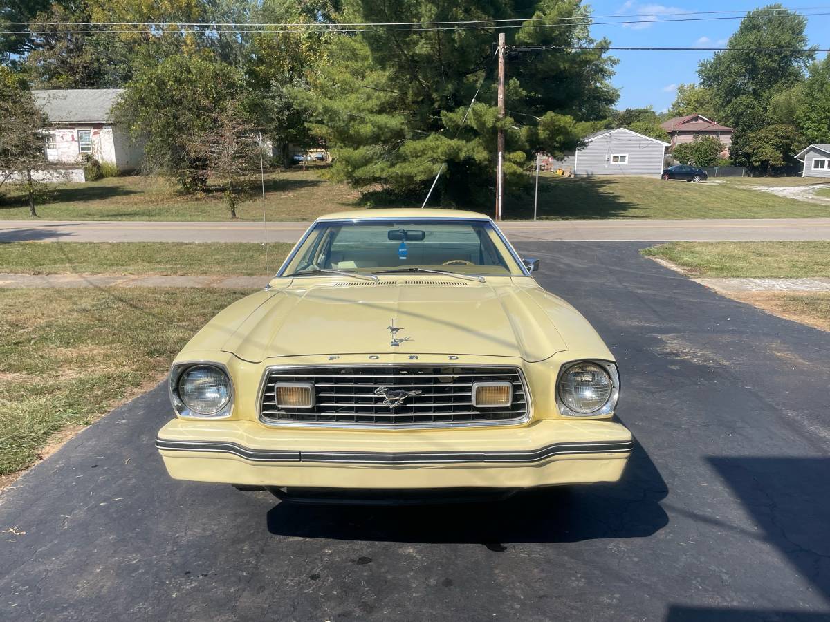 Ford-mustang-1977-yellow-1
