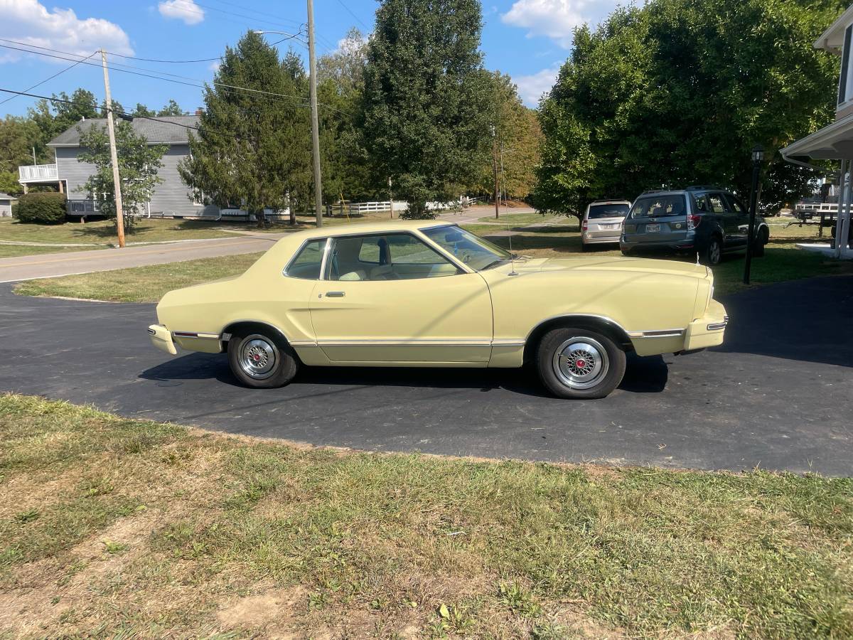 Ford-mustang-1977-yellow-2