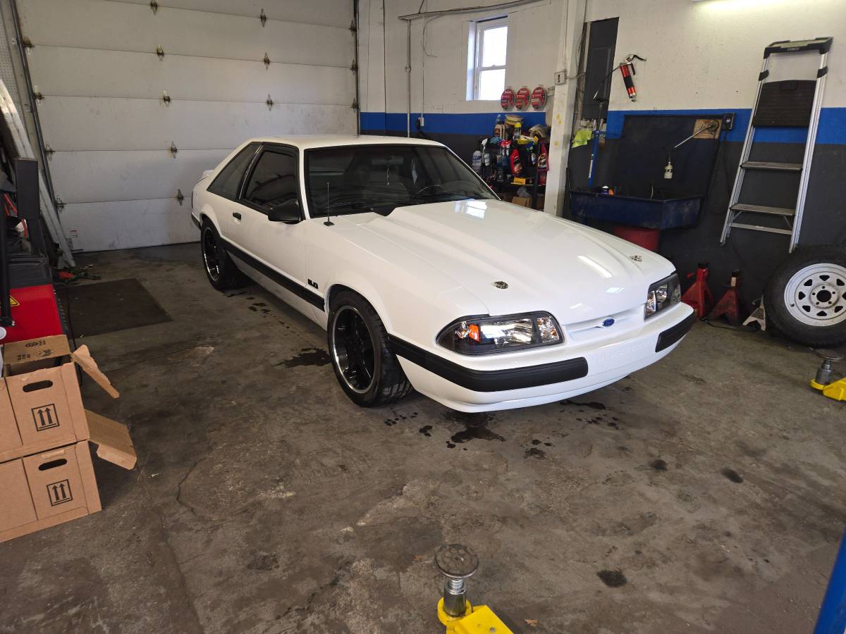 Ford-mustang-1991-white