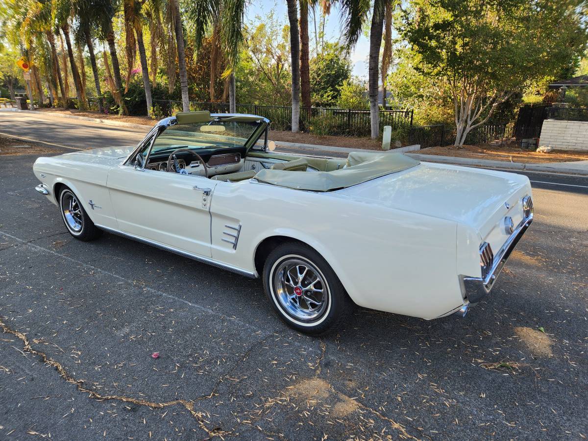 Ford-mustang-convertible-1966-10