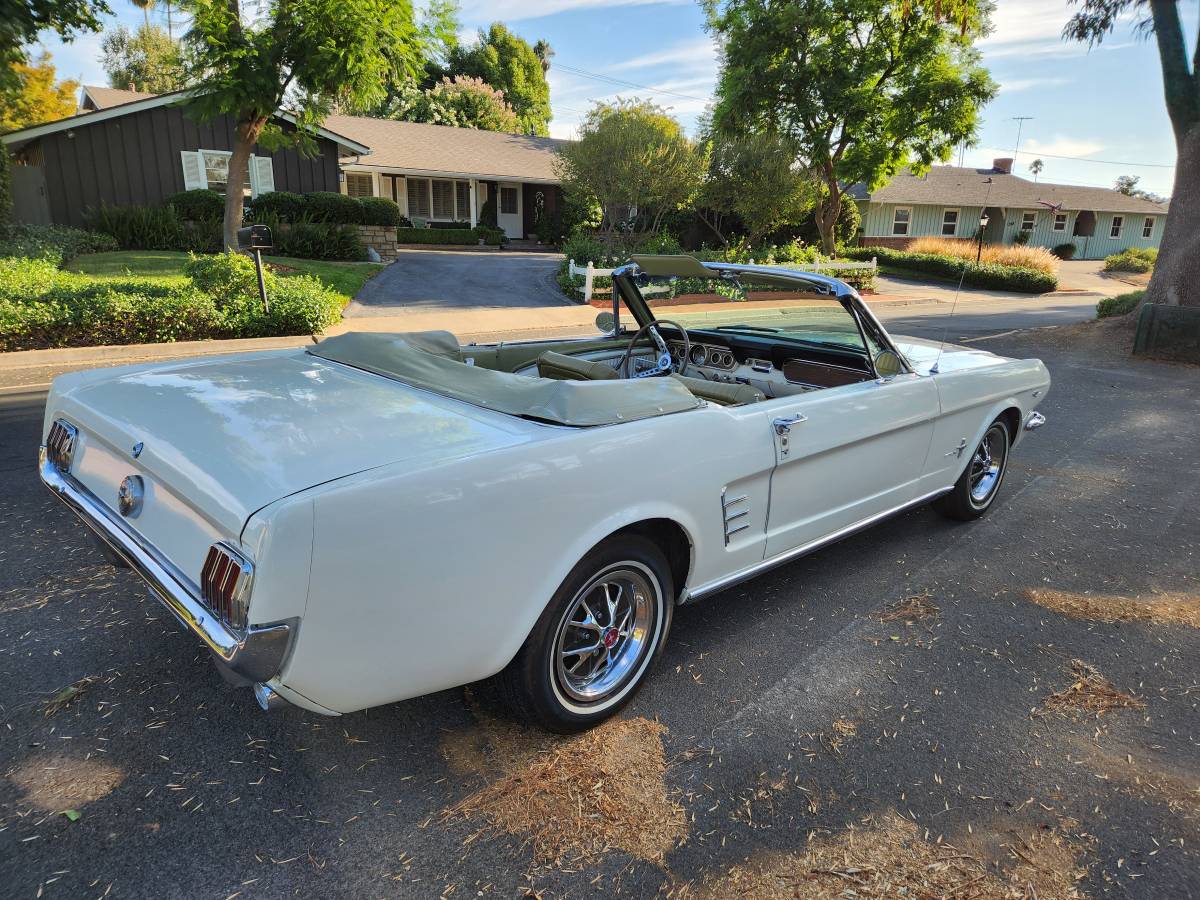 Ford-mustang-convertible-1966-11