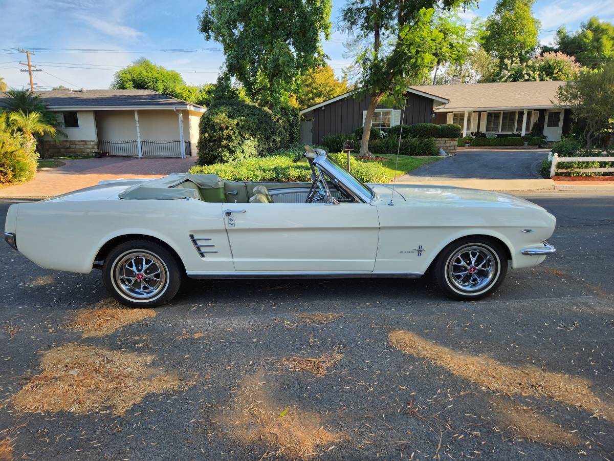 Ford-mustang-convertible-1966-12
