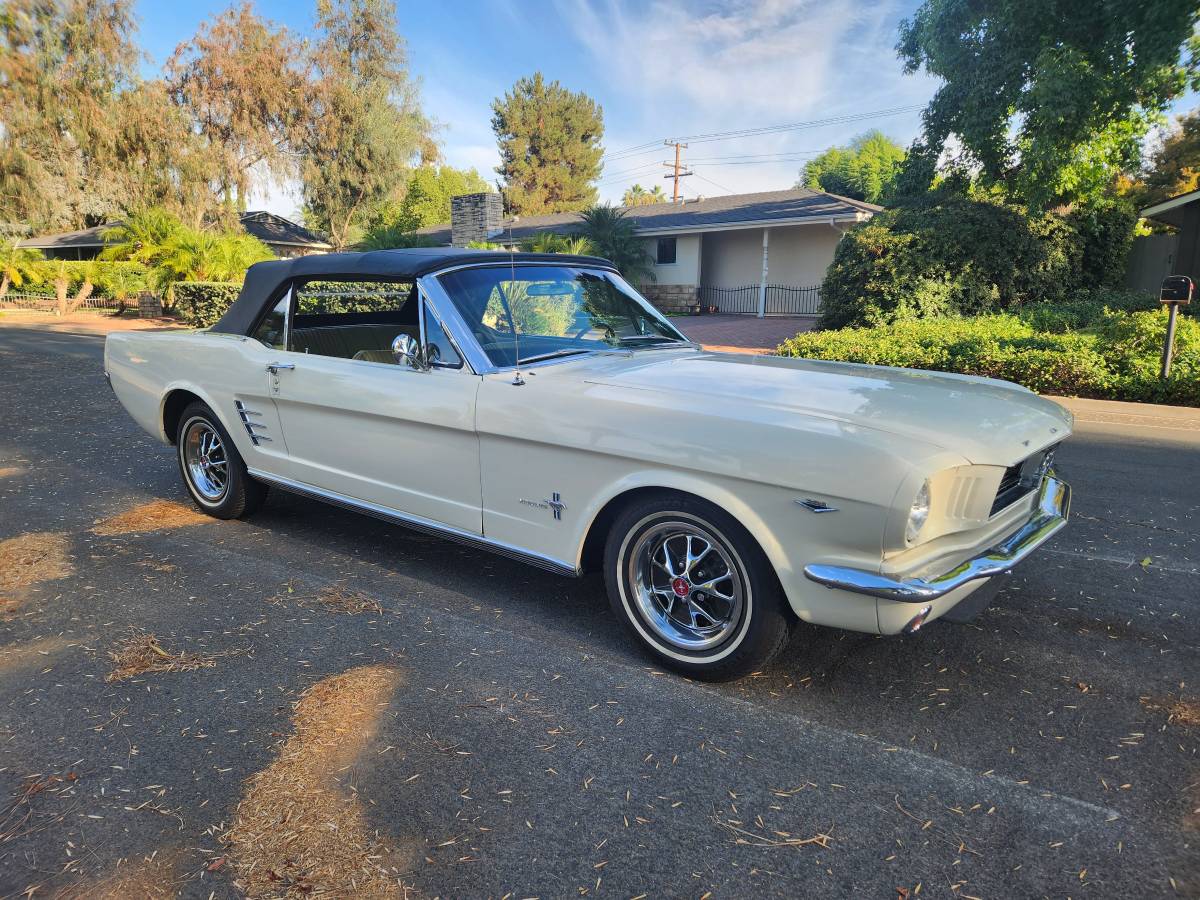 Ford-mustang-convertible-1966-2