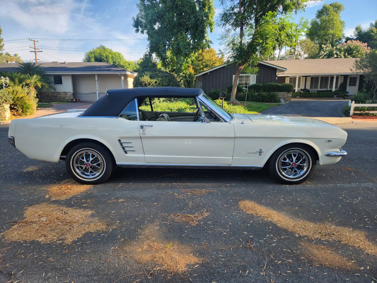 Ford-mustang-convertible-1966-3