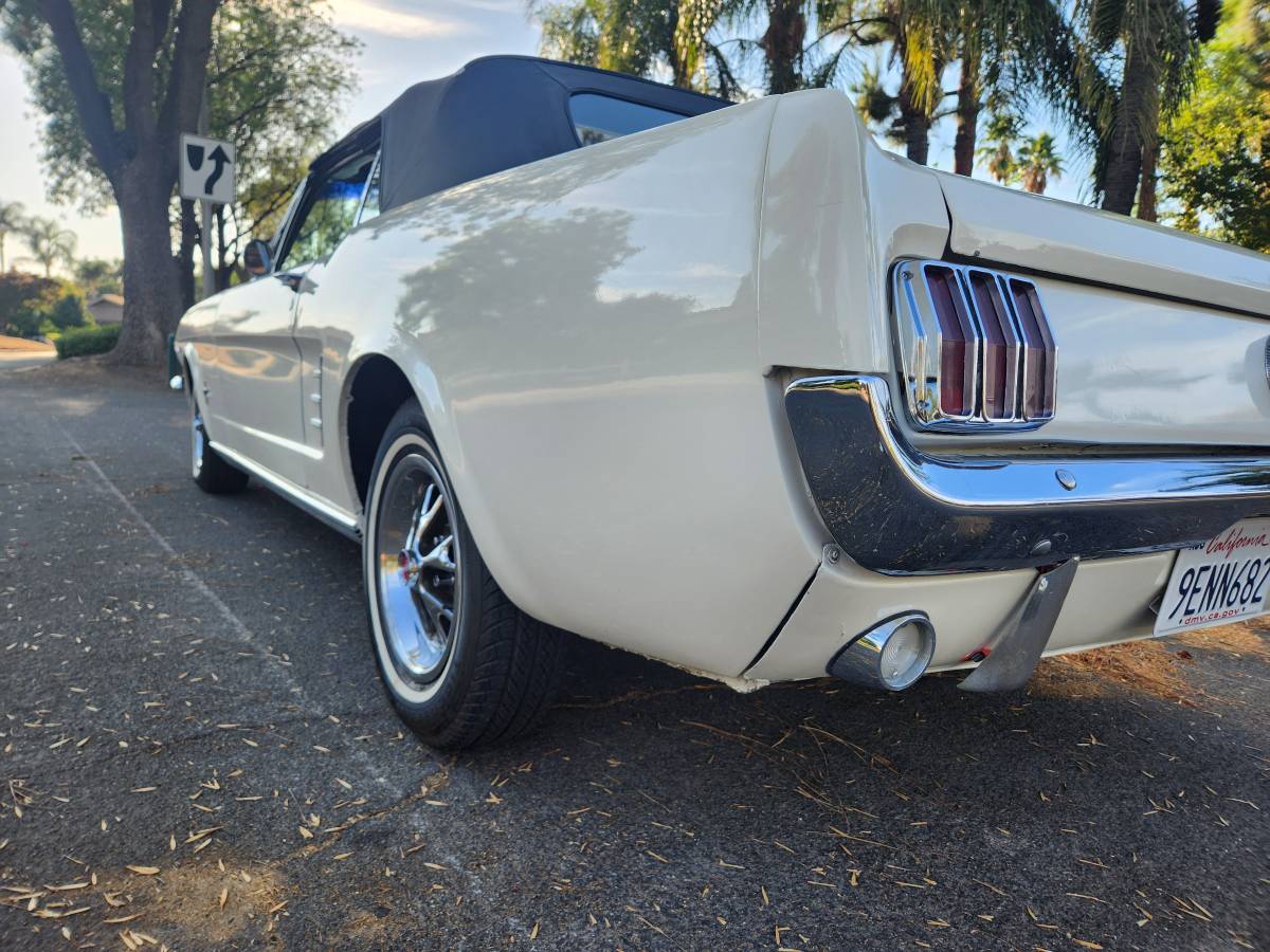 Ford-mustang-convertible-1966-7