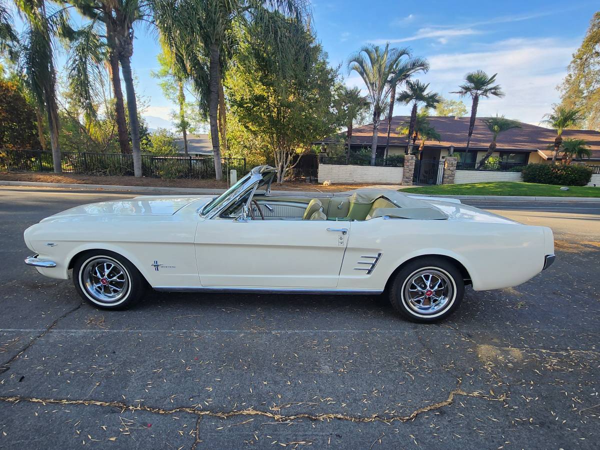 Ford-mustang-convertible-1966-9