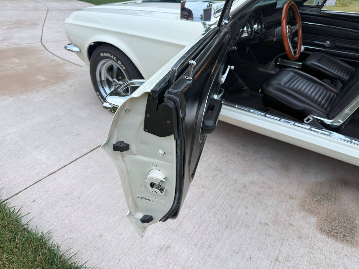 Ford-mustang-coupe-1967-white-15
