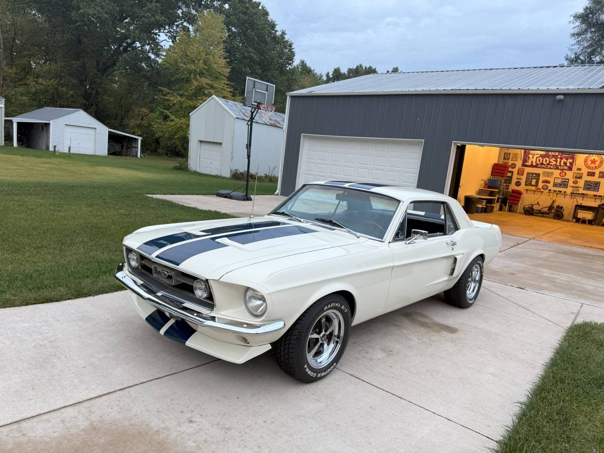 Ford-mustang-coupe-1967-white-16