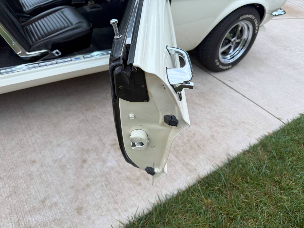 Ford-mustang-coupe-1967-white-19
