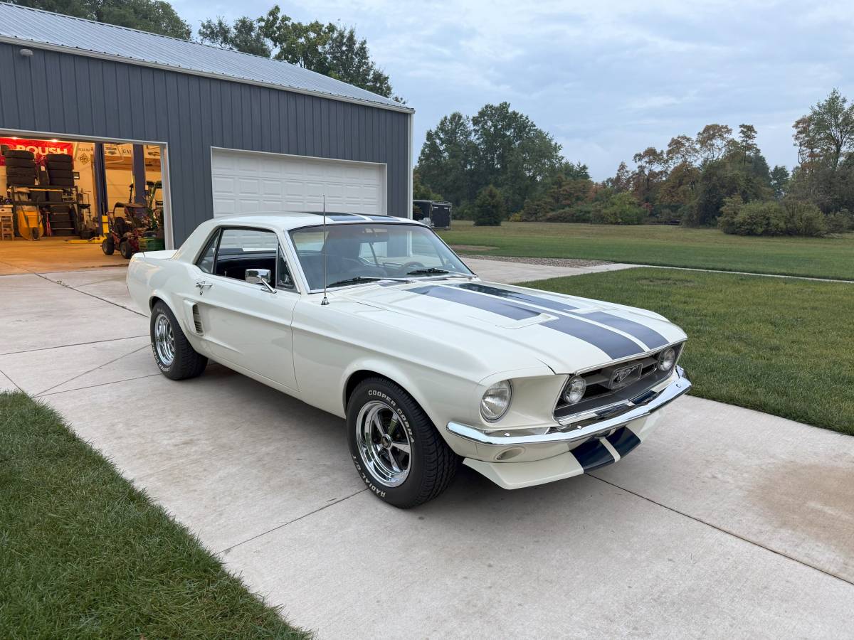 Ford-mustang-coupe-1967-white-5