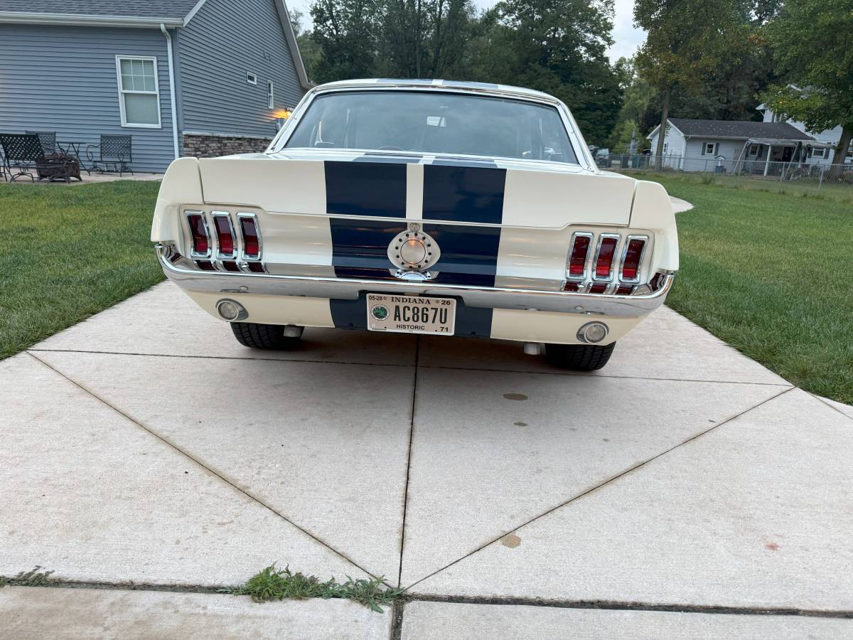 Ford-mustang-coupe-1967-white-8