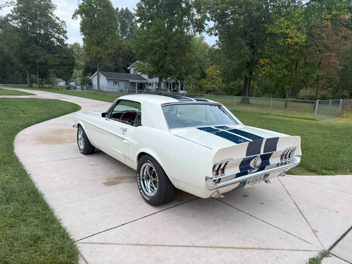 Ford-mustang-coupe-1967-white-9