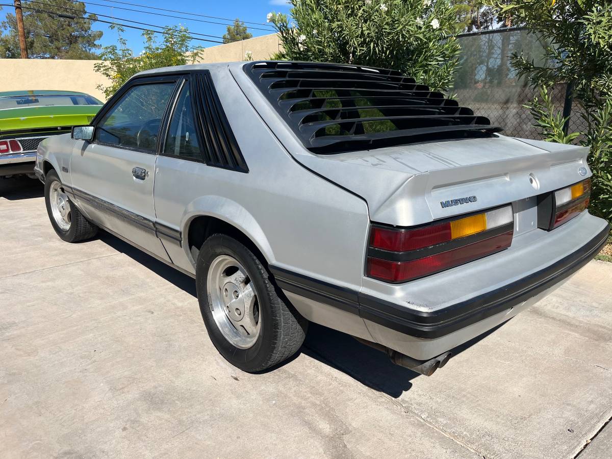 Ford-mustang-gt-1983-grey-2