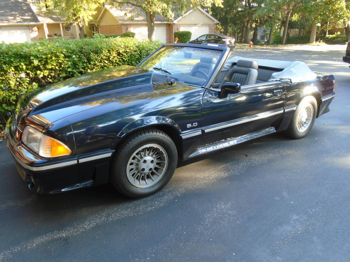 Ford-mustang-gt-convertible-1987-blue