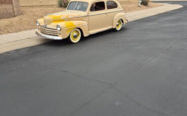 Ford-sedan-1947-yellow-1