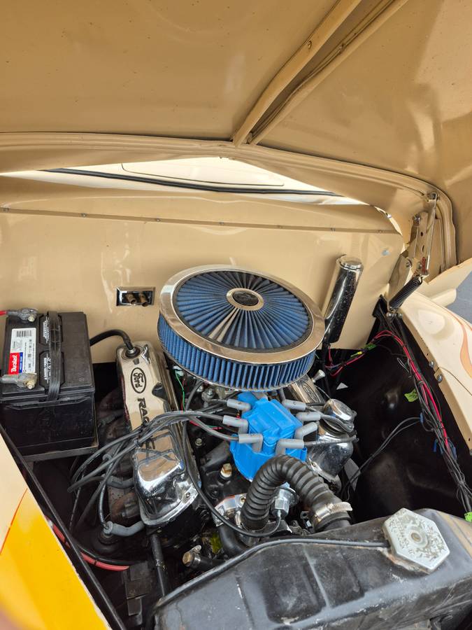 Ford-sedan-1947-yellow-2