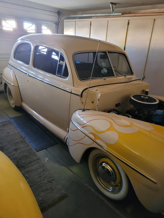 Ford-sedan-1947-yellow-7