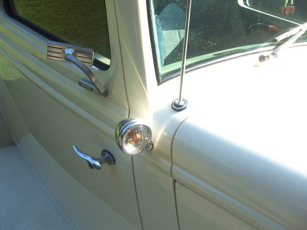 Ford-victoria-1933-white-7