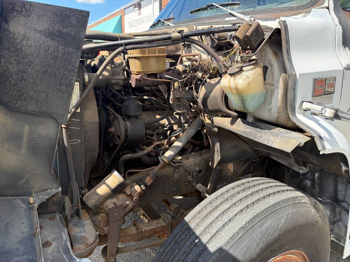 Gmc-7000-1988-white-14
