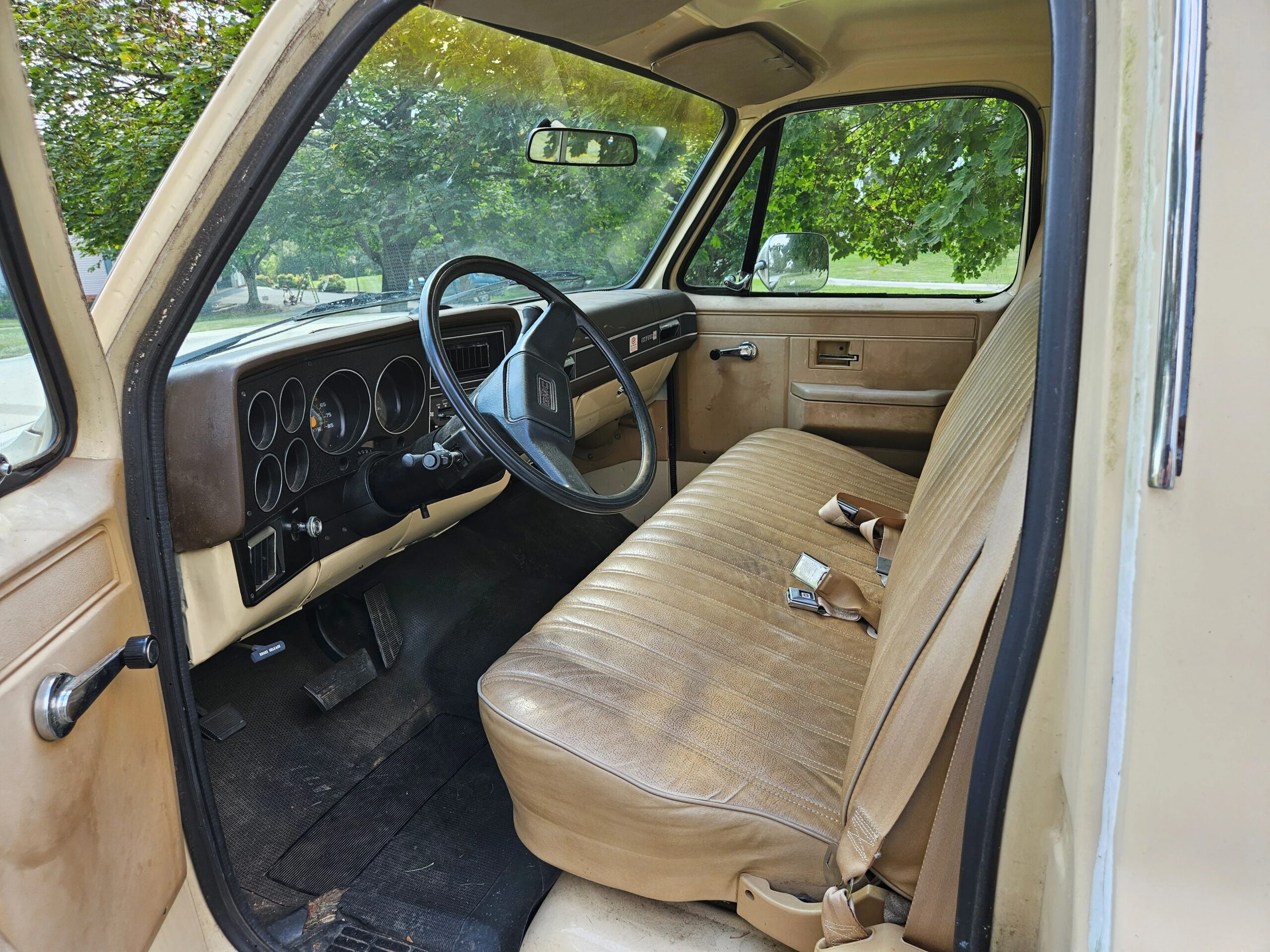 Gmc-Sierra-1500-2wd-regular-cab-1985-Tan-Black-4