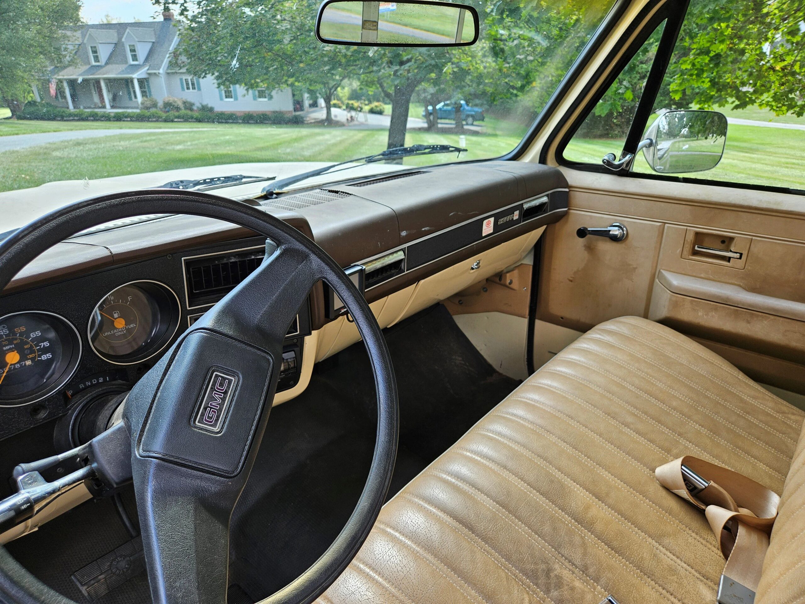Gmc-Sierra-1500-2wd-regular-cab-1985-Tan-Black-5