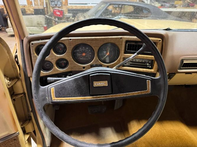 Gmc-Sierra-1977-Yellow-Custom-Leather-4