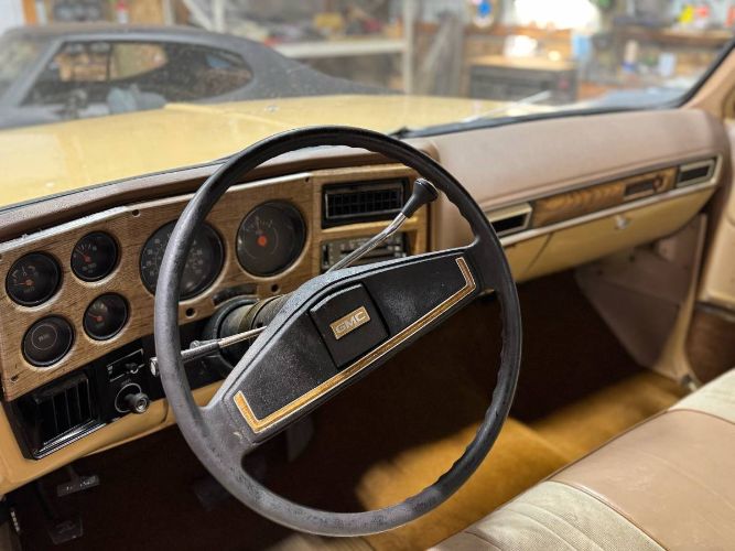 Gmc-Sierra-1977-Yellow-Custom-Leather-9