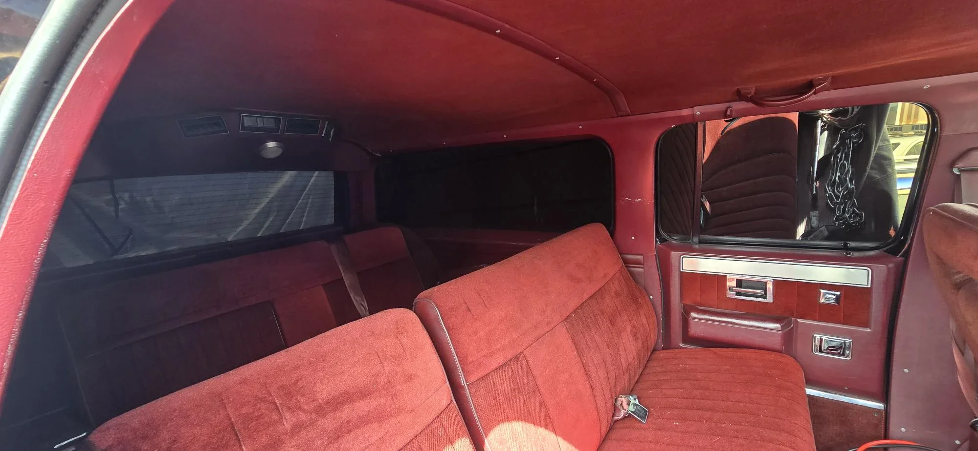 Gmc-Suburban-4wd-2500-1988-Black-Burgundy-10