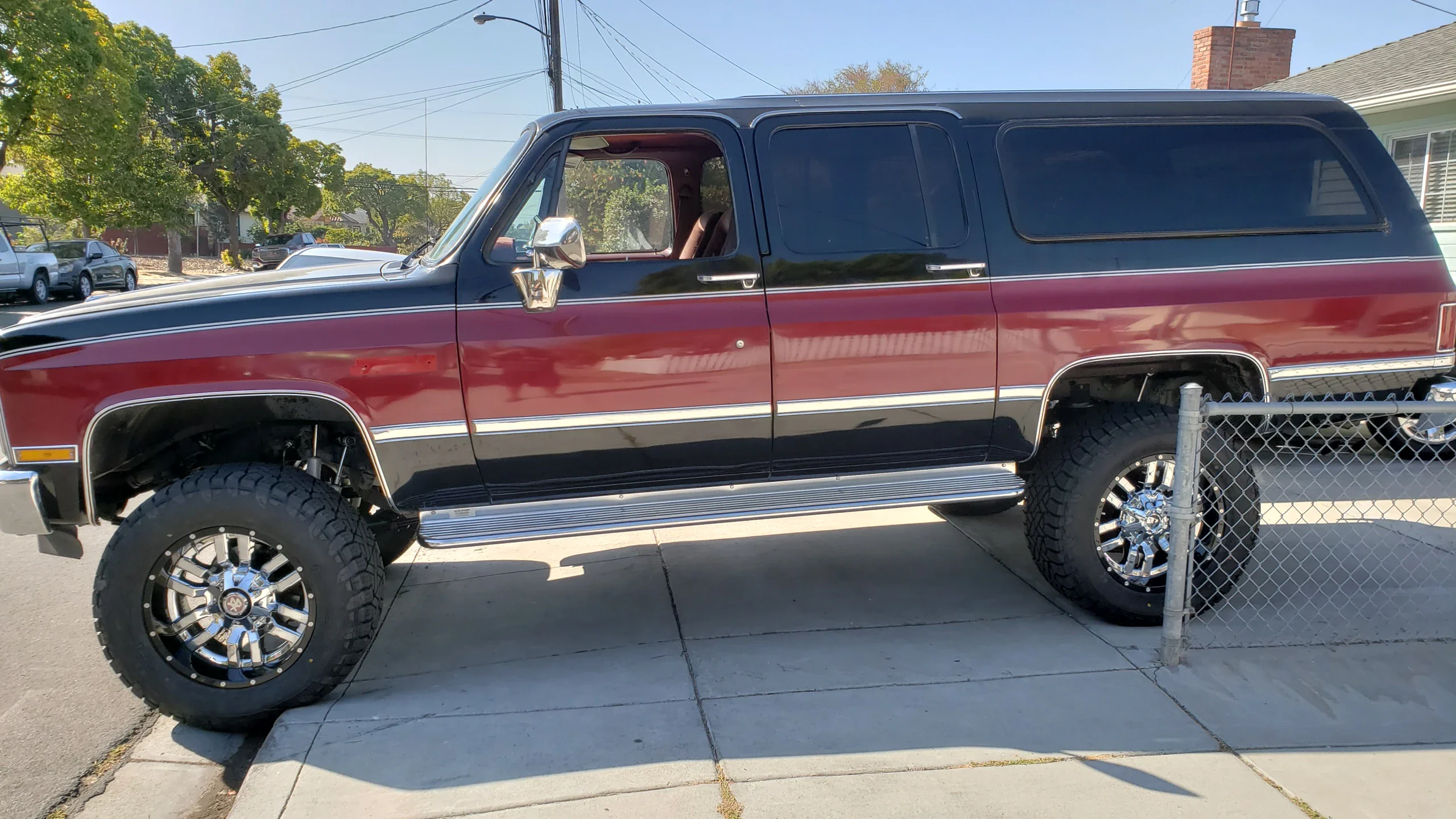 Gmc-Suburban-4wd-2500-1988-Black-Burgundy-11