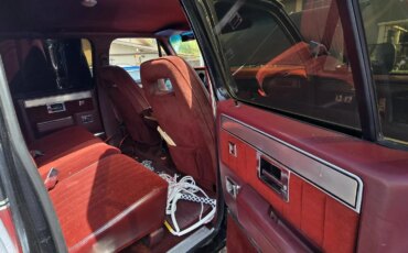 Gmc-Suburban-4wd-2500-1988-Black-Burgundy-3