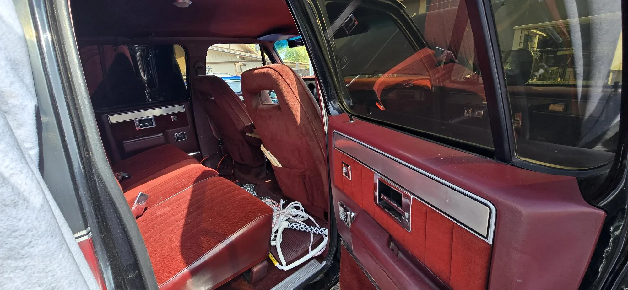 Gmc-Suburban-4wd-2500-1988-Black-Burgundy-3