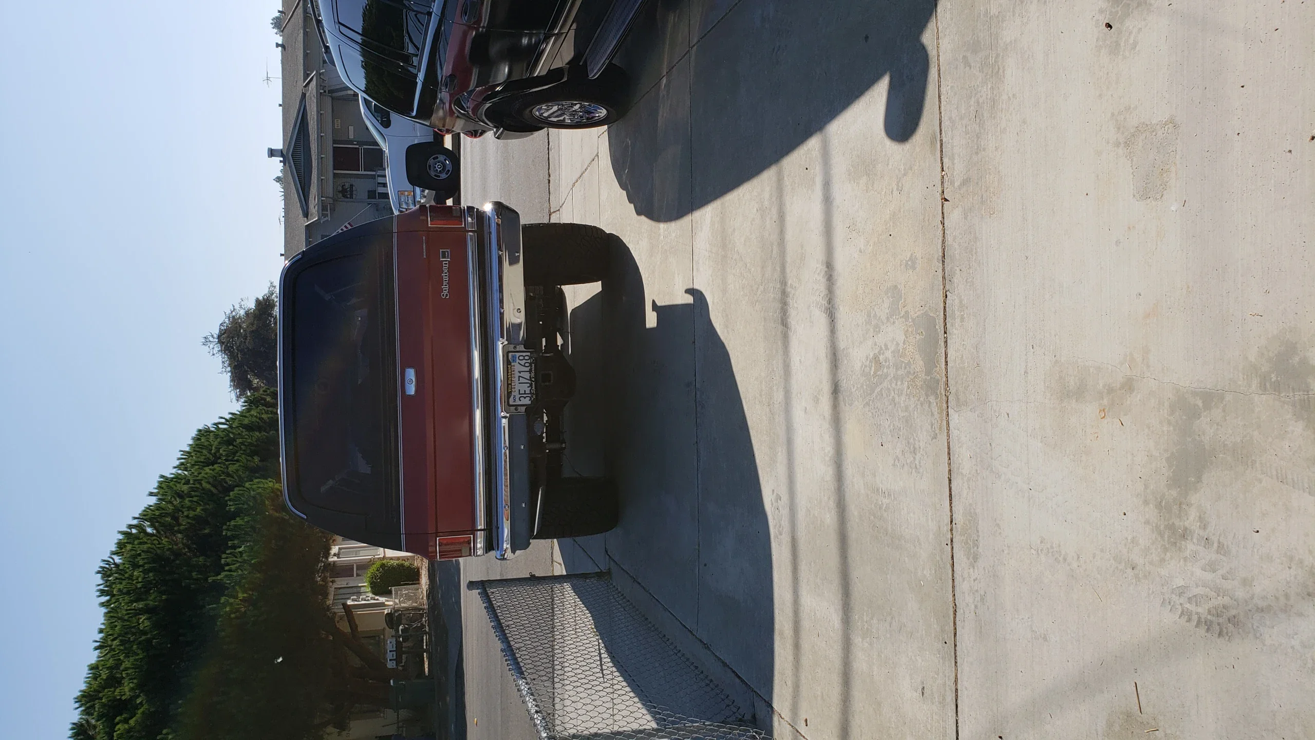 Gmc-Suburban-4wd-2500-1988-Black-Burgundy-4