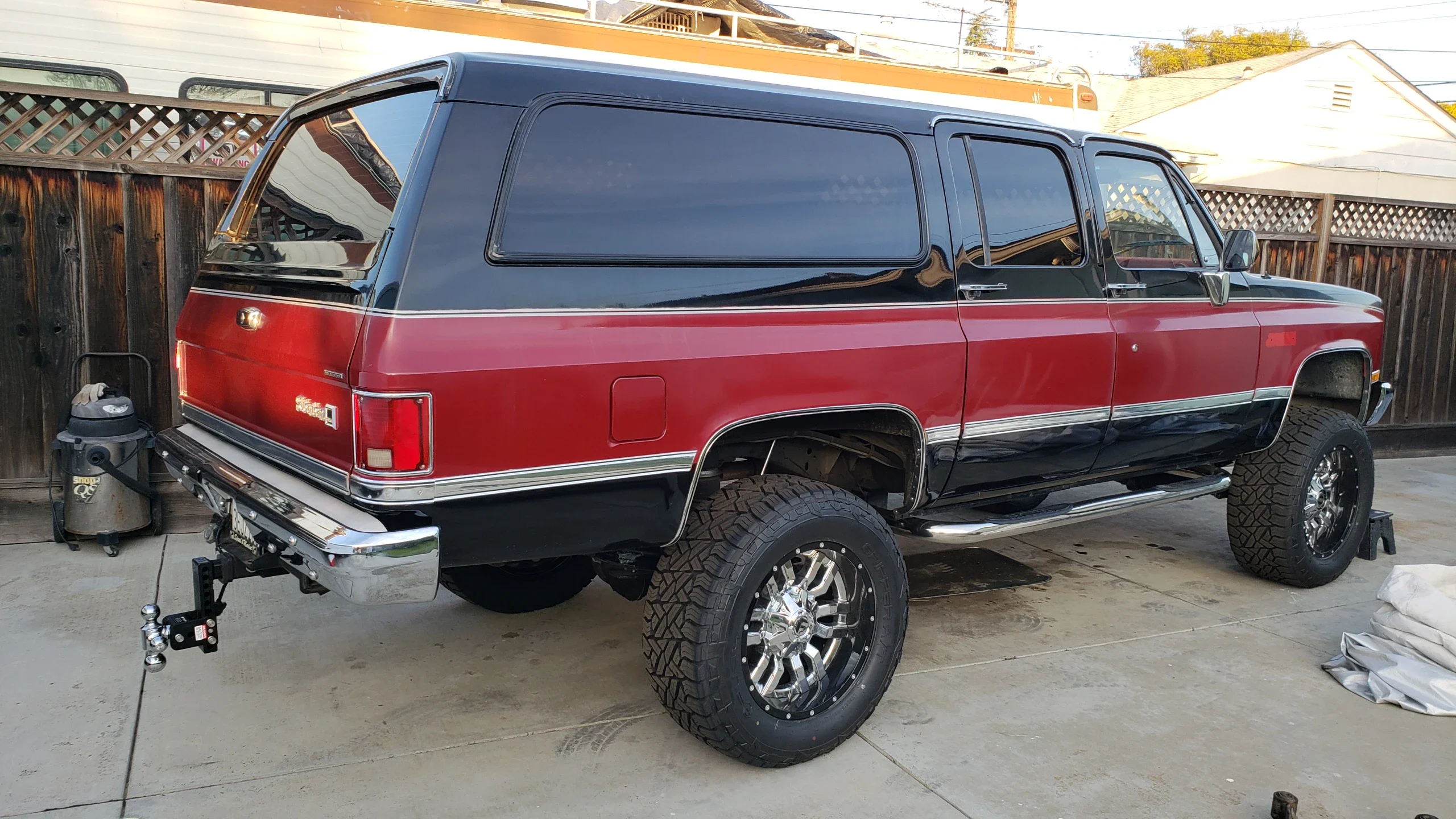 Gmc-Suburban-4wd-2500-1988-Black-Burgundy-6