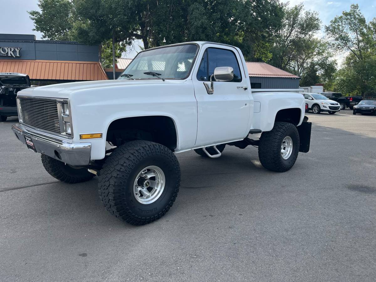 Gmc-ck-1500-4x4-1982-white-13